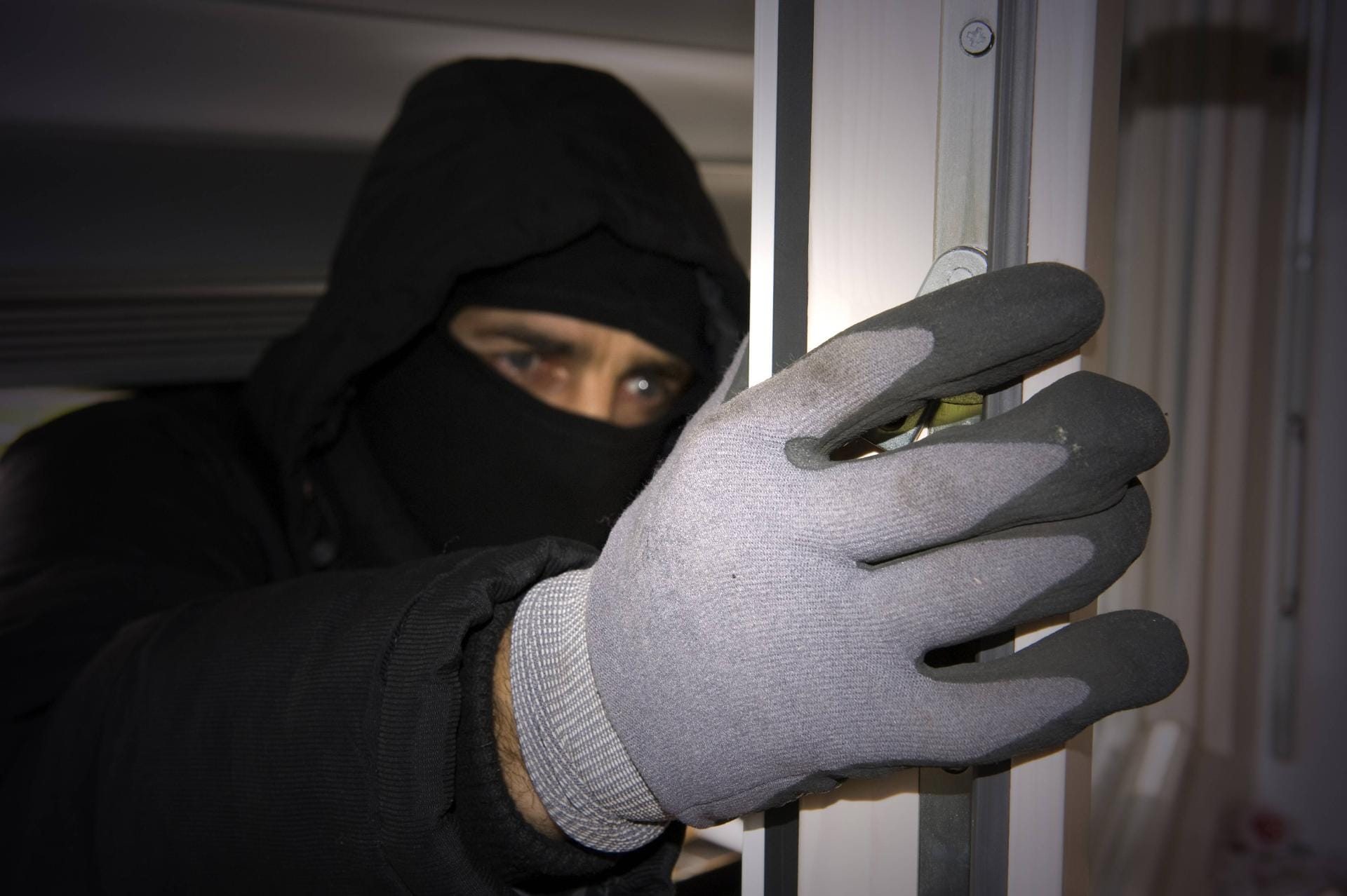 Einbrecher kommen oft durch Fenster oder Balkon- und Terrassentüren