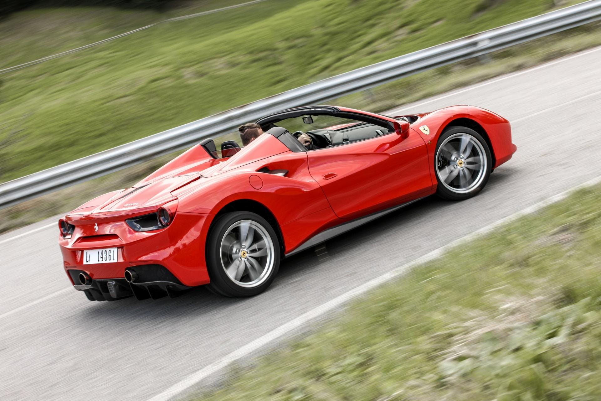 Es müssen nicht unbedingt zwölf Zylinder sein, die einen Ferrari standesgemäß beschleunigen. Auch deren acht genügen für atemberaubende Fahrleistungen, wie im neuen 488 GTS Spider.