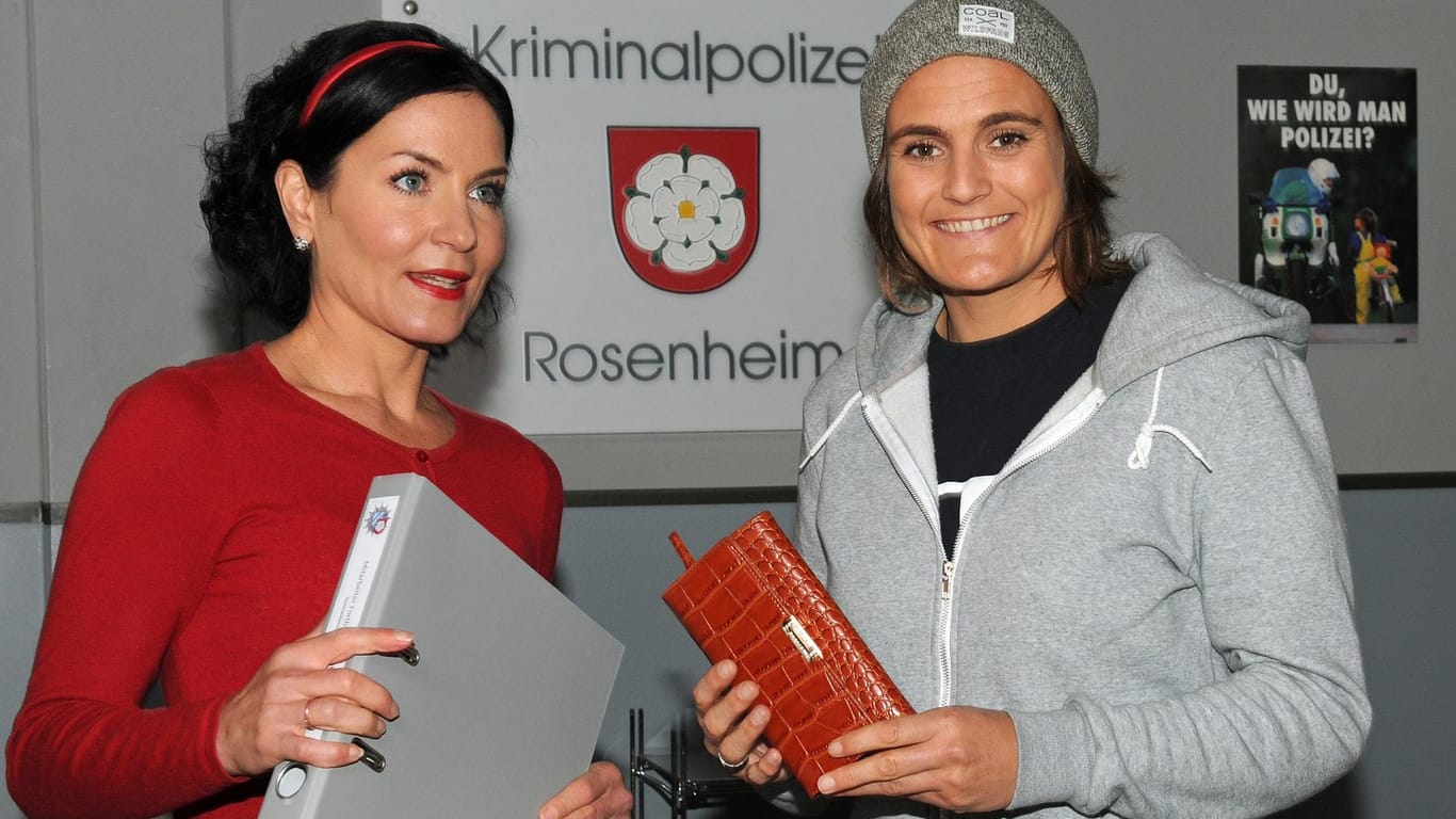 Ex-Nationaltorhüterin Nadine Angerer (rechts) als Gast in der ZDF-Serie "Die Rosenheim-Cops" mit Marisa Burger.