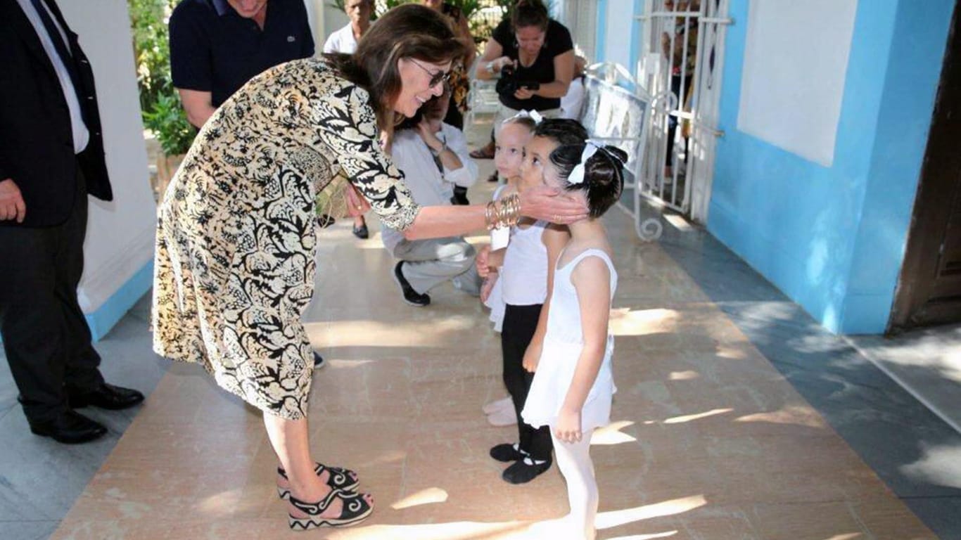 Prinzessin Caroline von Monaco trifft Nachwuchstänzer in Kuba.