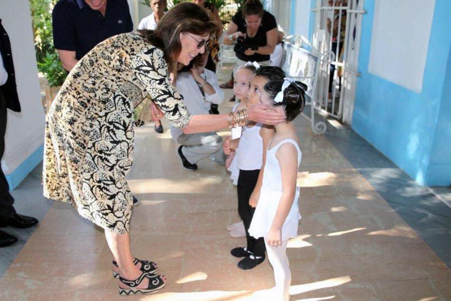 Prinzessin Caroline von Monaco trifft Nachwuchstänzer in Kuba.