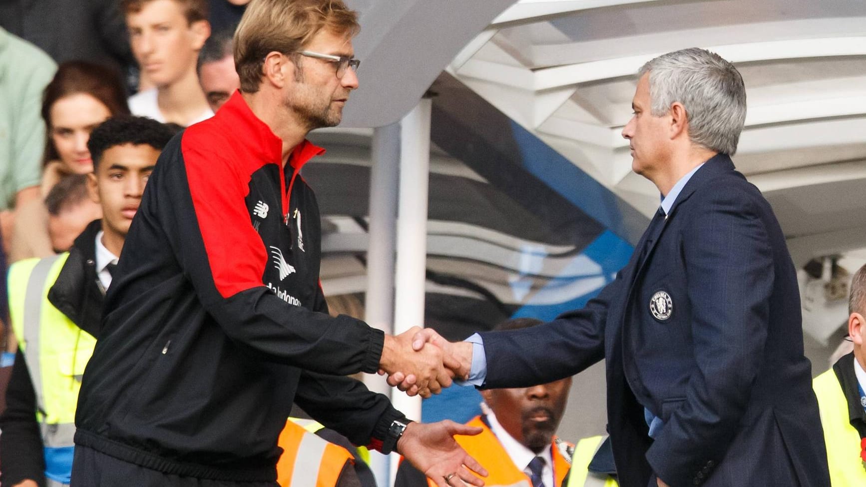 Shake Hands: José Mourinho gratuliert mit versteinertem Gesichtsausdruck Jürgen Klopp zum Sieg. Shake Hands: José Mourinho gratuliert mit versteinertem Gesichtsausdruck Jürgen Klopp zum Sieg.