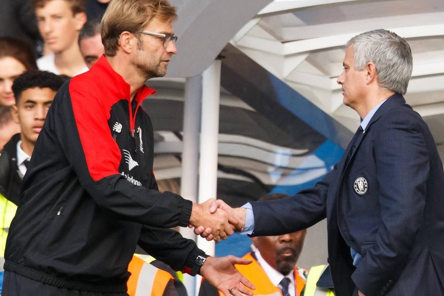 Shake Hands: José Mourinho gratuliert mit versteinertem Gesichtsausdruck Jürgen Klopp zum Sieg.