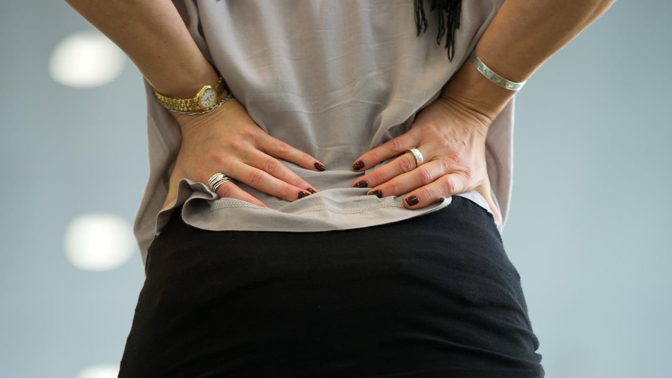 Rückengymnastik hilft gegen Rückenschmerzen.