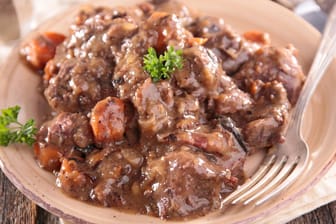 Versuchen Sie das Rezept für süß-saures Wildschwein-Gulasch.