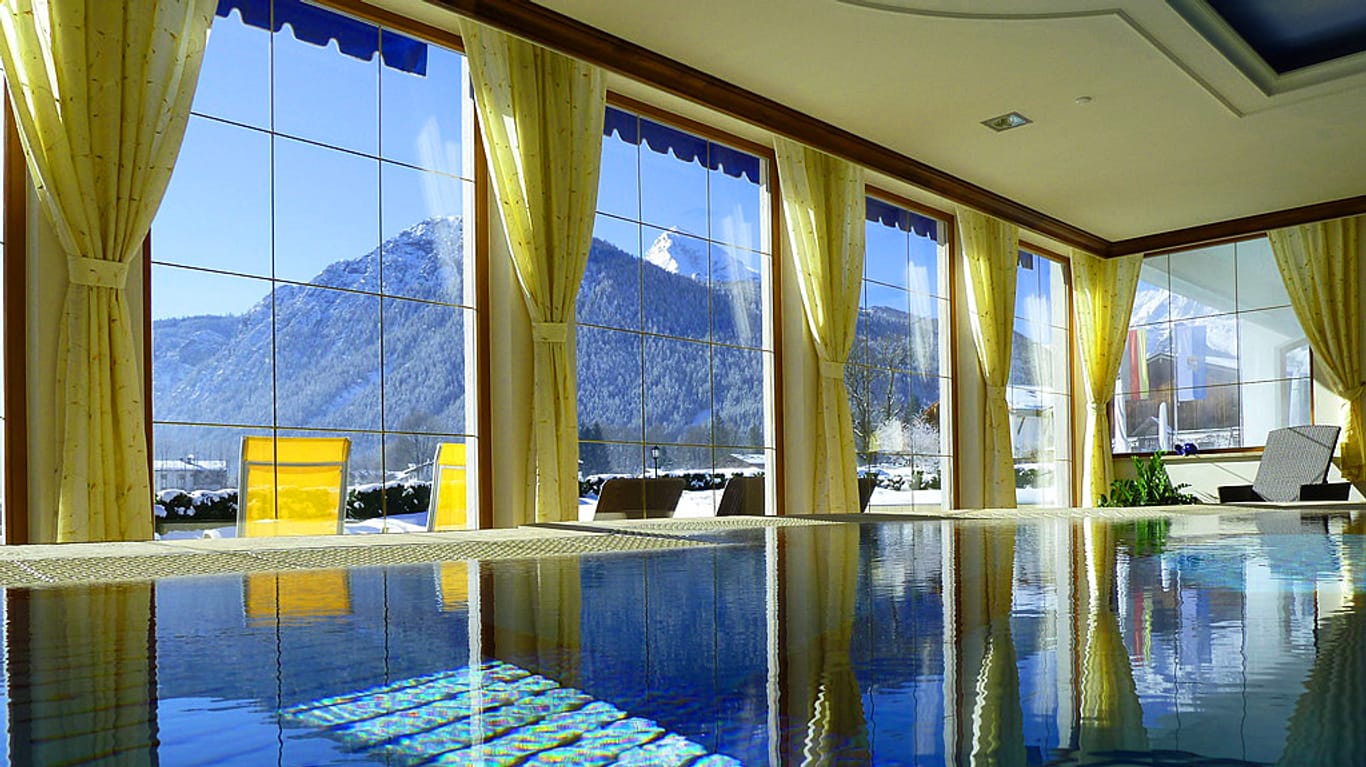 Der Pool mit Bergblick gehört zur Ausstattung des "Wellnesshotels Zechmeisterlehen".