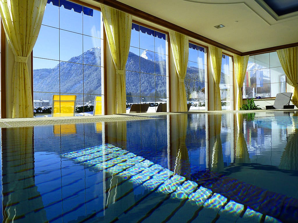 Der Pool mit Bergblick gehört zur Ausstattung des "Wellnesshotels Zechmeisterlehen".