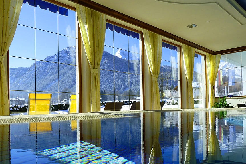 Der Pool mit Bergblick gehört zur Ausstattung des "Wellnesshotels Zechmeisterlehen".