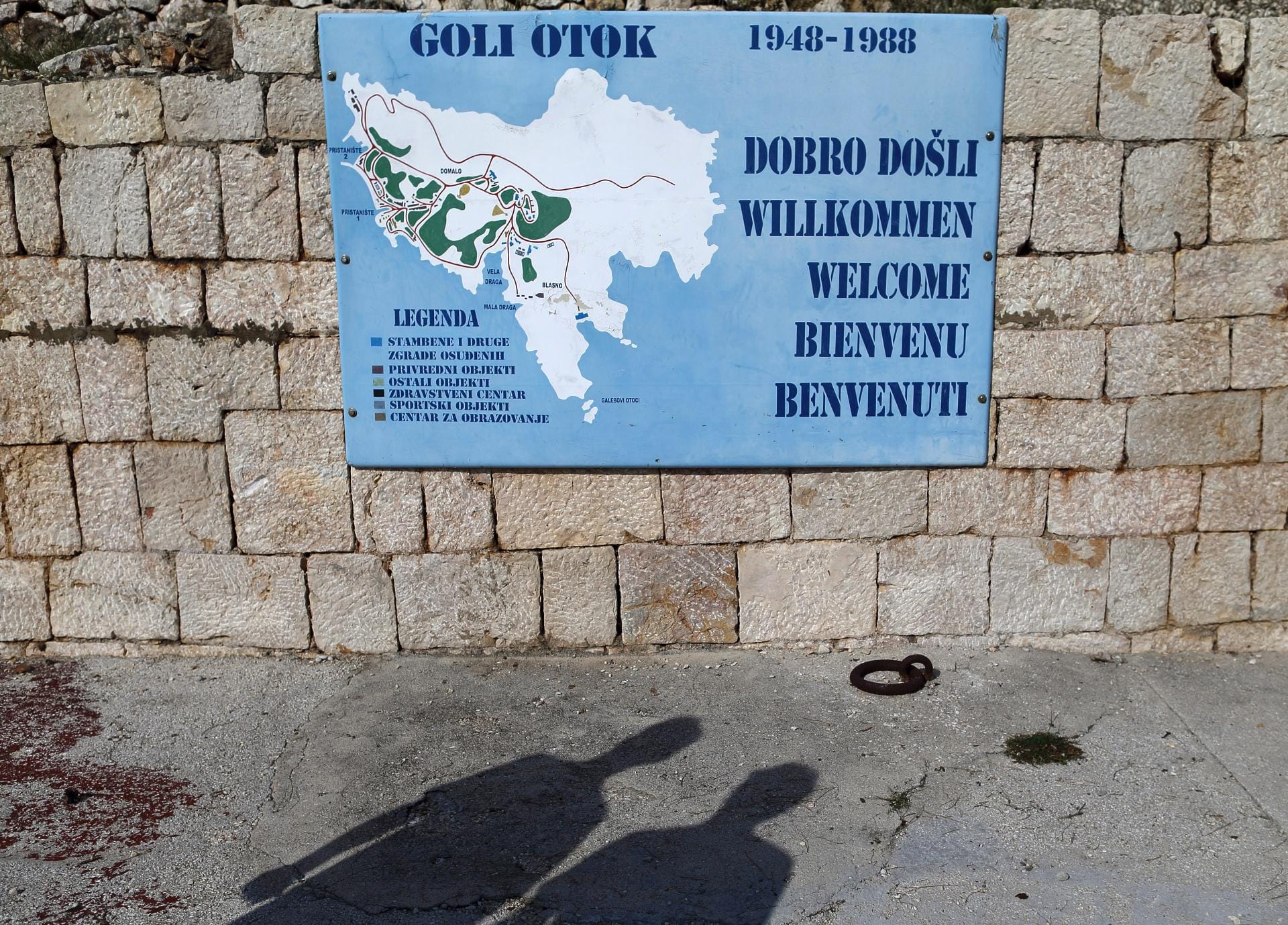 Dieses Schild heißt die Besucher auf der Insel Goli otok willkommen.
