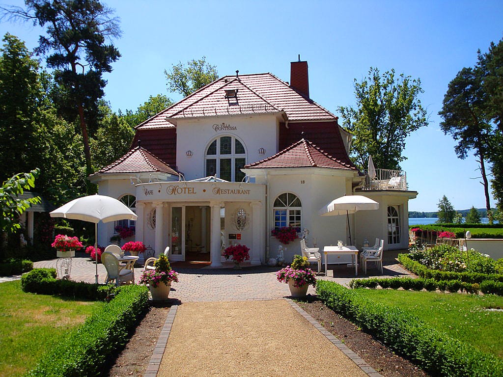 "Deutschlands kleinstes First Class Hotel" nennt sich die "Villa Contessa" im brandenburgischen Bad Saarow. Bei nur acht Zimmern ist der private Wellnessbereich in der Tat eine echte Ruheoase.