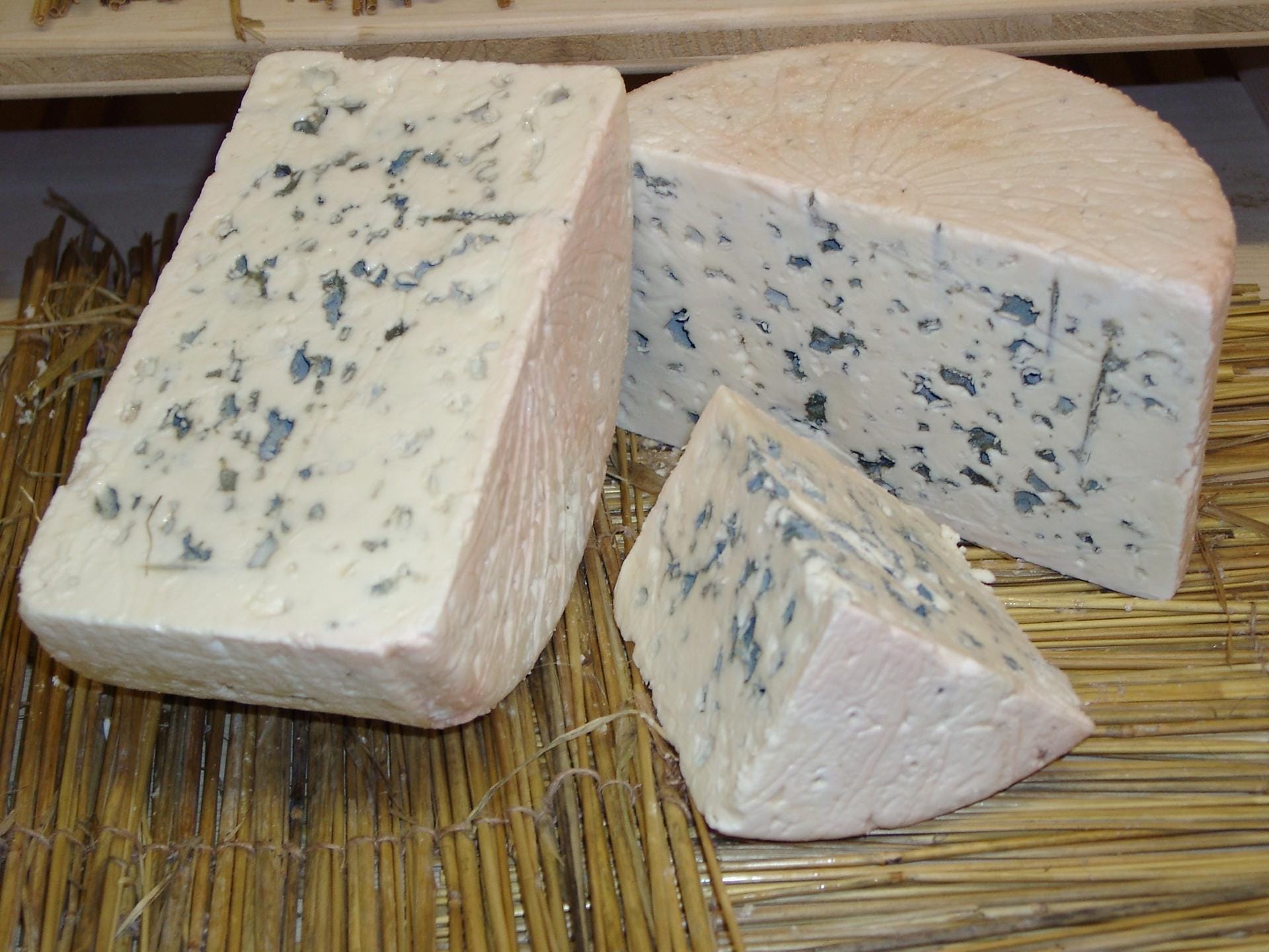 Die Bezeichnung Blauschimmelkäse wird beim Roquefort ernst genommen. Traditionell wurden Roggenbrote zum Schimmeln ausgelegt. Der Schimmelflaum wurde anschließend getrocknet und dem Käse zugegeben. Heute wird er oft mit Schimmelsporen "geimpft".