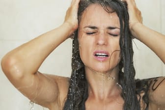 Waschzwang kann dazu führen, dass sich Betroffene fünf Mal pro Tag duschen.