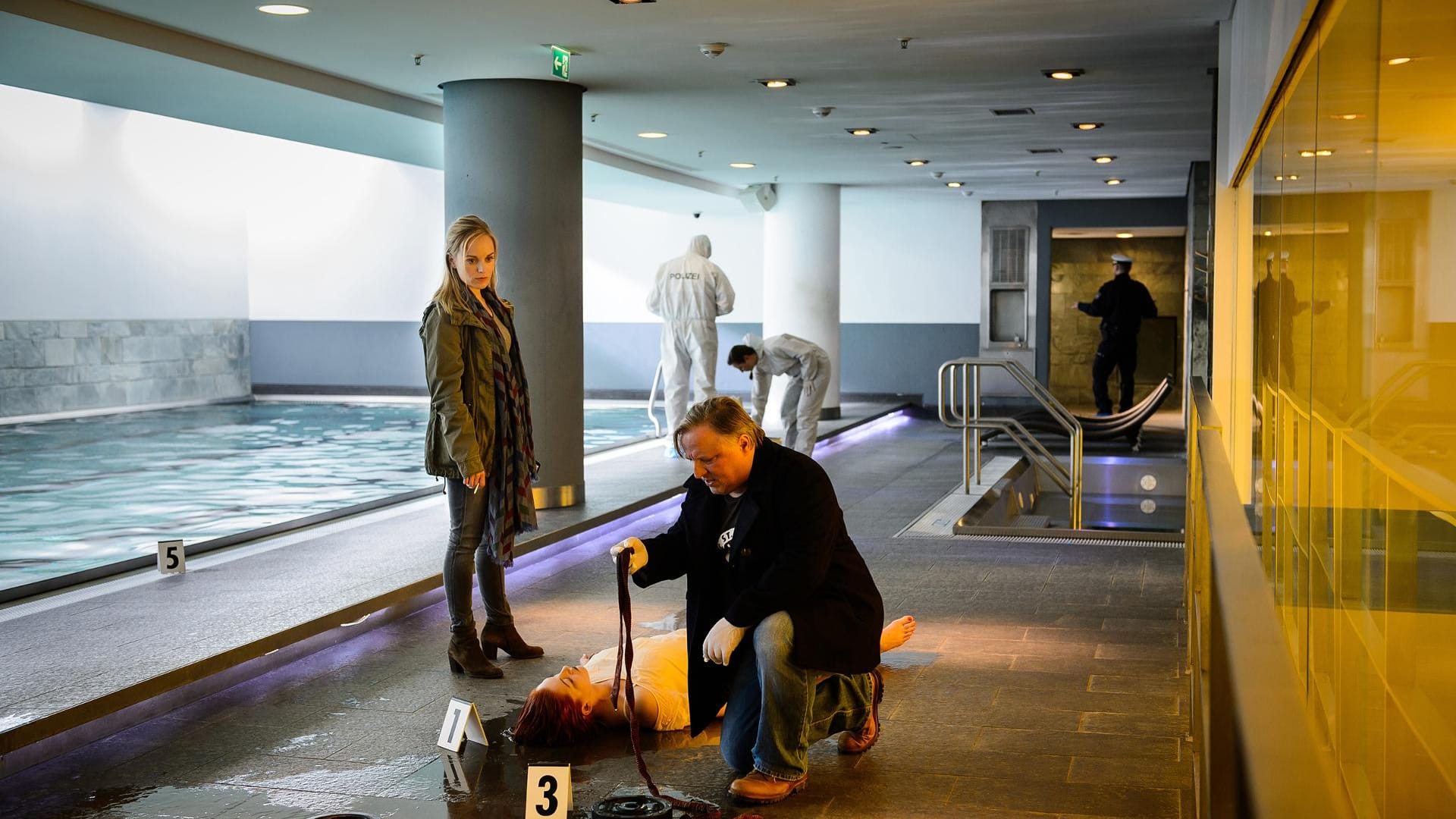 In der Therapie-Einrichtung "Haus Schwanensee" wird eine Tote im Pool gefunden. Krusenstern (Friederike Kempter) und Thiel (Axel Prahl) ermitteln.