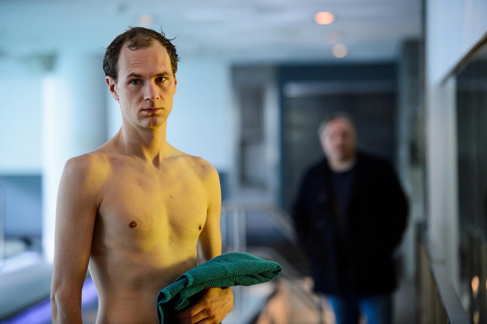 Der Autist Andreas Kullmann (Robert Gwisdek) bemerkte beim morgendlichen Schwimmen die Leiche von Mona Lux (Jessica Honz) auf dem Grund des Pools nicht - warum eigentlich?