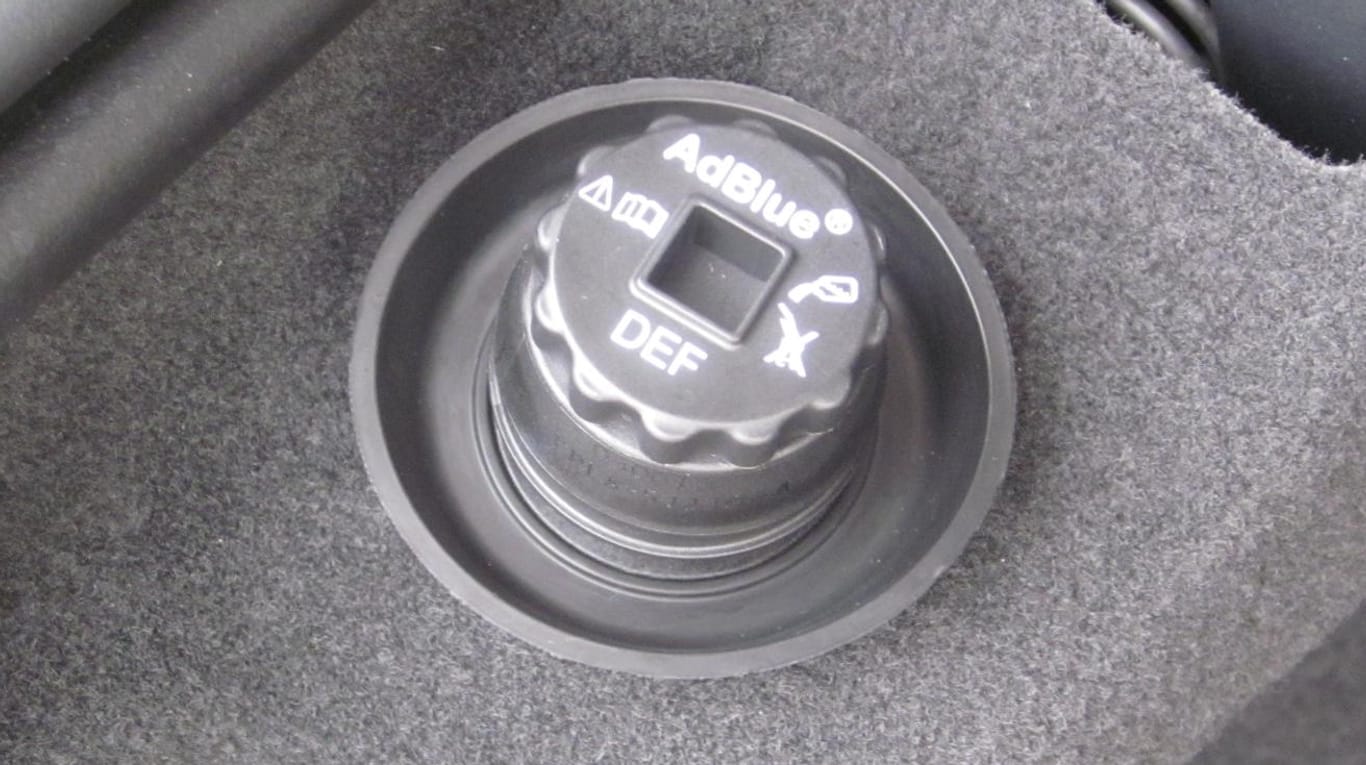 AdBlue-Einfüllstutzen in einem Dieselfahrzeug mit SCR-Katalysator.