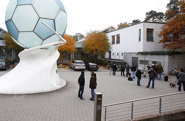 Journalisten warten am Dienstag vor der Zentrale des DFB in Frankfurt. Hier hat die Steuerfahndung am Morgen eine Razzia durchgeführt.