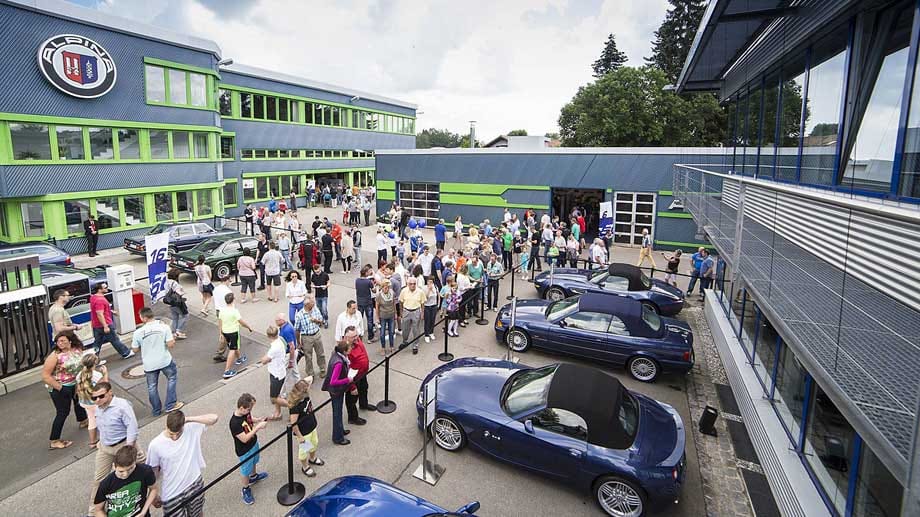 Anlässlich des 50. Jubiläums der Firmengründung von Alpina feierten Mitarbeiter, Kunden und Fans in Buchloe im östlichen Allgäu eine großartige PS-Party – mit dabei viele Modelle aus der Geschichte von Alpina.