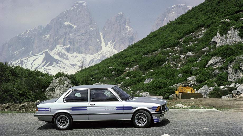 Dazu gehört der BMW Alpina B6 2,8 als seinerzeit sparsamste Sportlimousine der Welt – in den 1980-er-Jahren waren 8,9 Liter pro 100 Kilometer eine Sensation. Der 2,8 Liter große Reihensechszylinder erreichte dank 200 PS Leistung und 248 Nm maximalen Drehmoments eine Höchstgeschwindigkeit von 220 km/h.