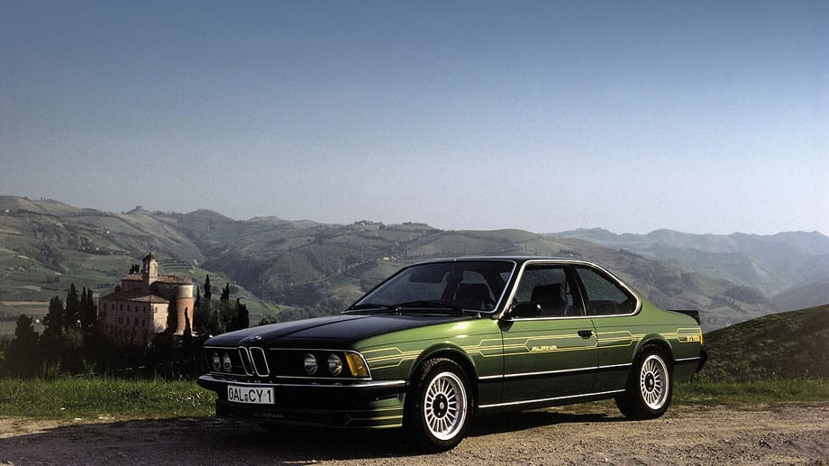 Das in der exklusiven Sonderfarbe Grün-Metallic lackierte und in einer limitierten Auflage von nur 30 Einheiten gefertigte BMW Alpina B7 S Turbo Coupé mit 3,5 Liter großem Reihensechszylinder reihte sich dank seiner Leistung von 330 PS und einer Höchstgeschwindigkeit von 262 km/h in den Kreis der damaligen Supersportwagen ein.