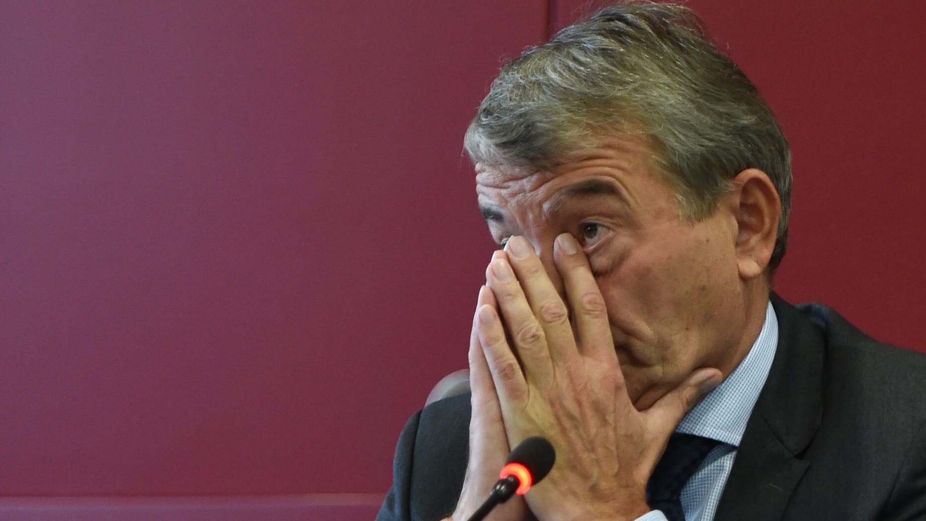 In der Defensive: Der Druck auf Wolfgang Niersbach wird immer größer.