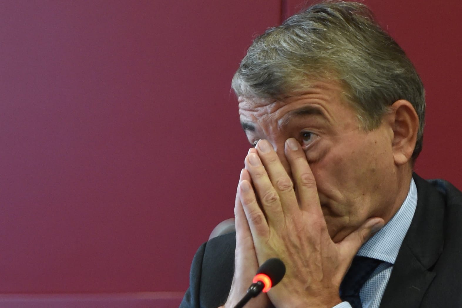 In der Defensive: Der Druck auf Wolfgang Niersbach wird immer größer.