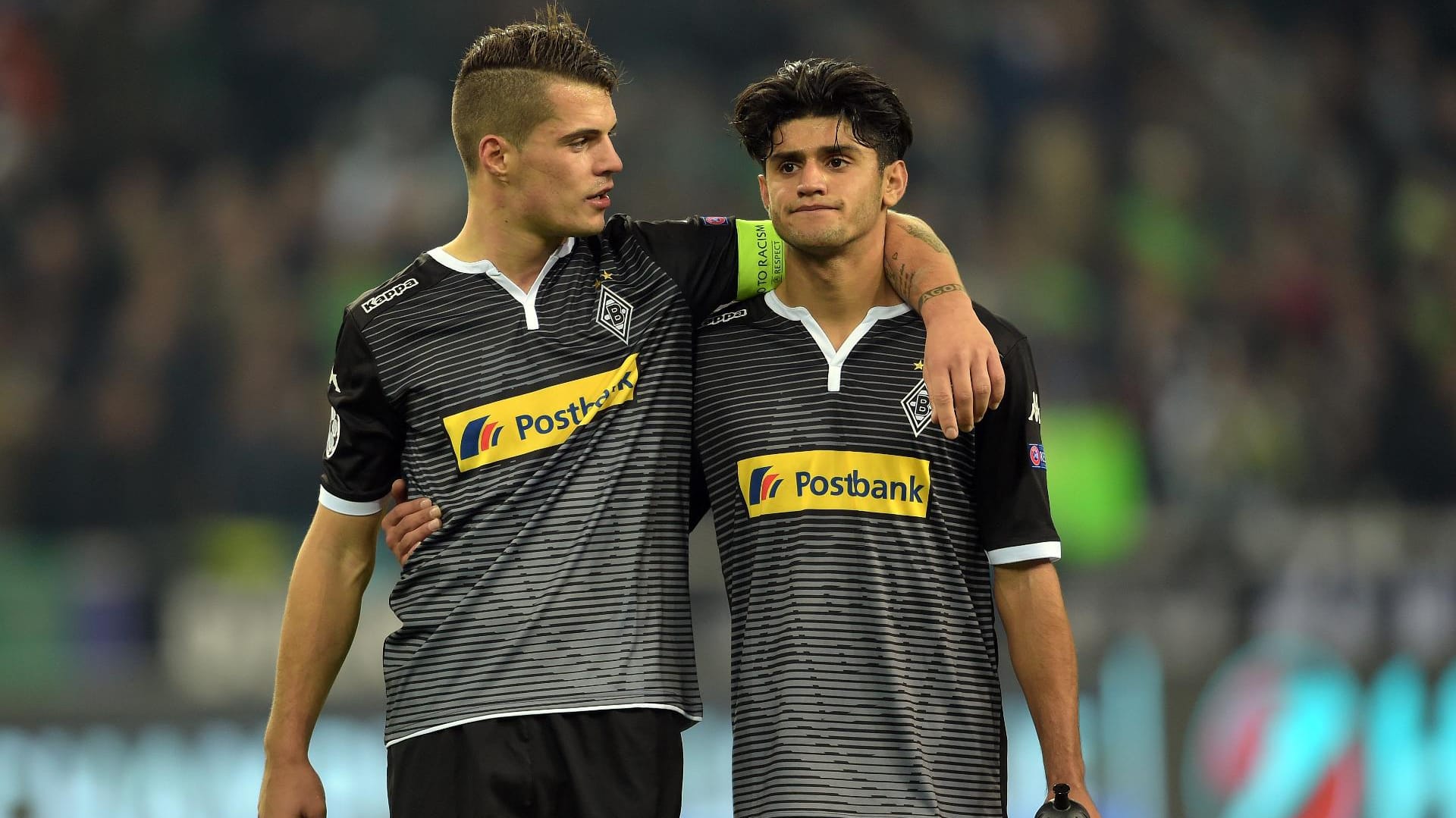 Die Gladbacher Granit Xhaka (li.) und Mahmoud Dahoud verlassen sichtlich enttäuscht das Spielfeld.