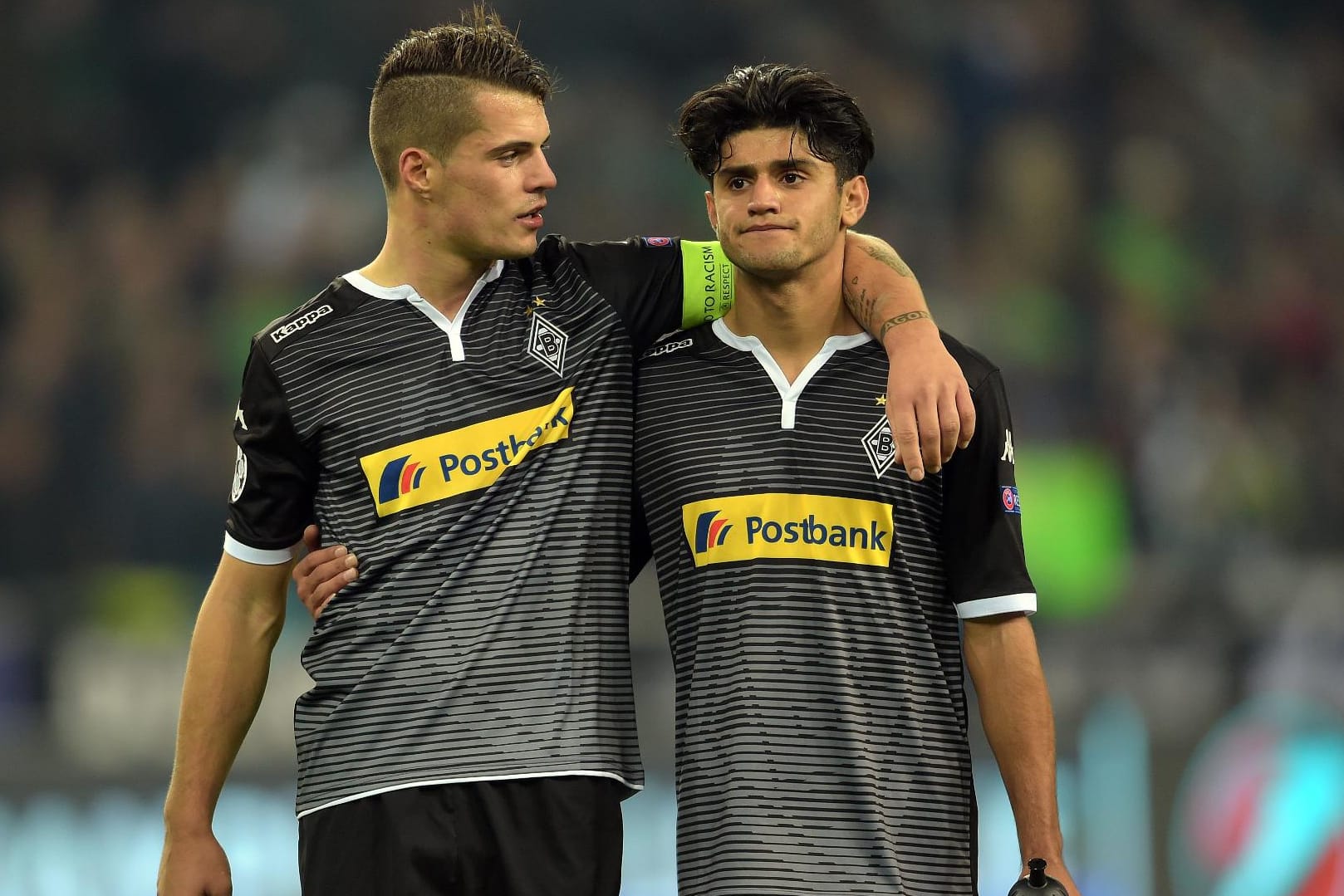 Die Gladbacher Granit Xhaka (li.) und Mahmoud Dahoud verlassen sichtlich enttäuscht das Spielfeld.