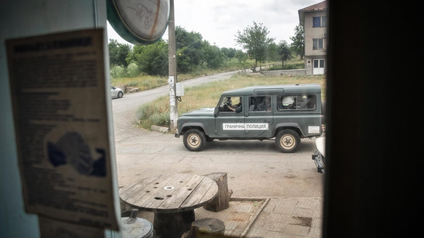 Pushback-Aktion der Border-Patrol: Ein Landrover der Grenzpolizei macht sich mit Flüchtlingen auf den Weg zur Grenze.