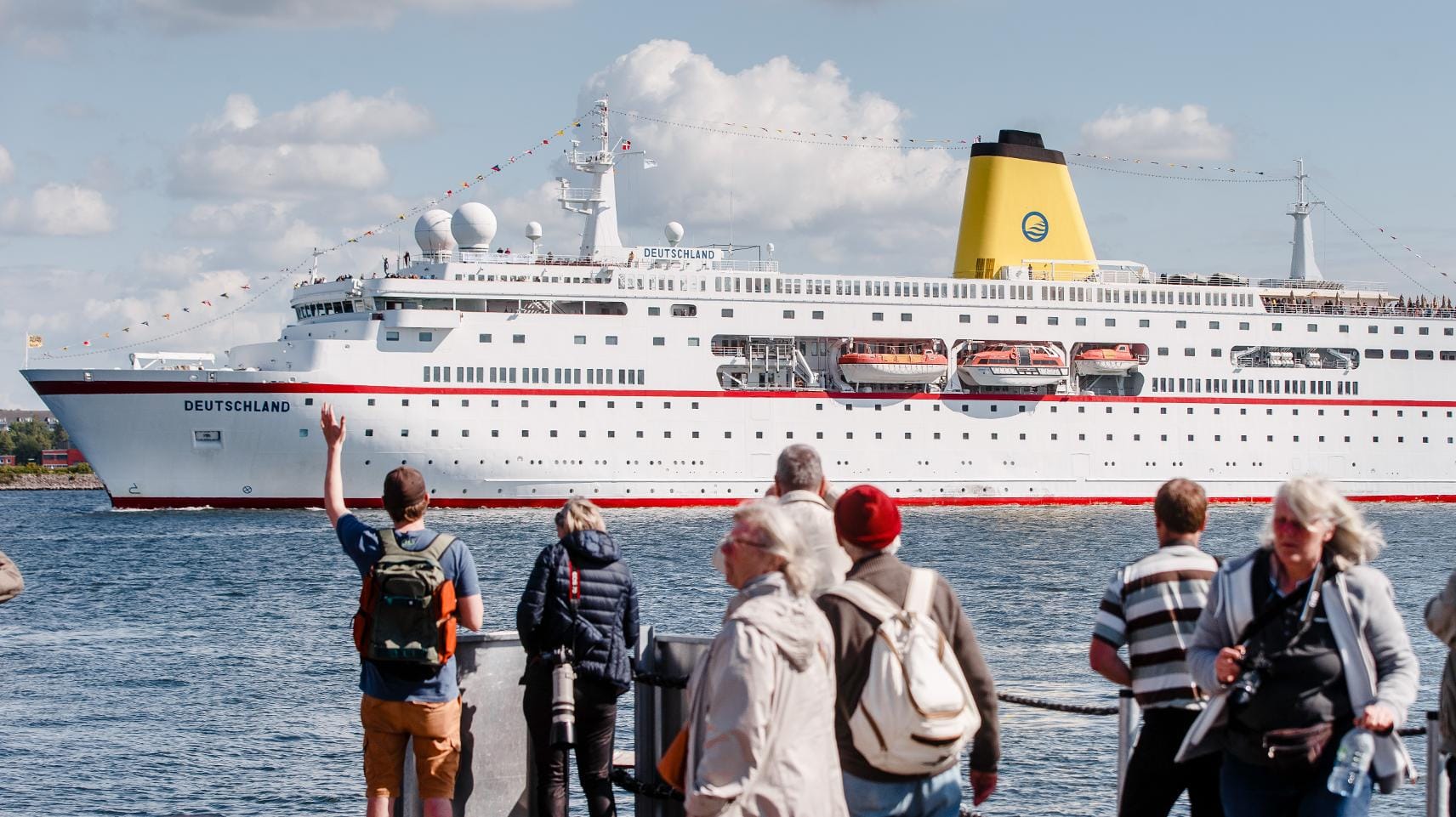 Die "Deutschland" im Juni 2015. Das Schiff kommt auch 2016 wieder nach Deutschland, dann mit etwas anderem Anstrich.