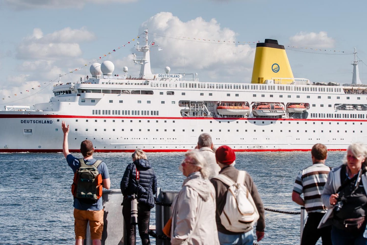 Die "Deutschland" im Juni 2015. Das Schiff kommt auch 2016 wieder nach Deutschland, dann mit etwas anderem Anstrich.