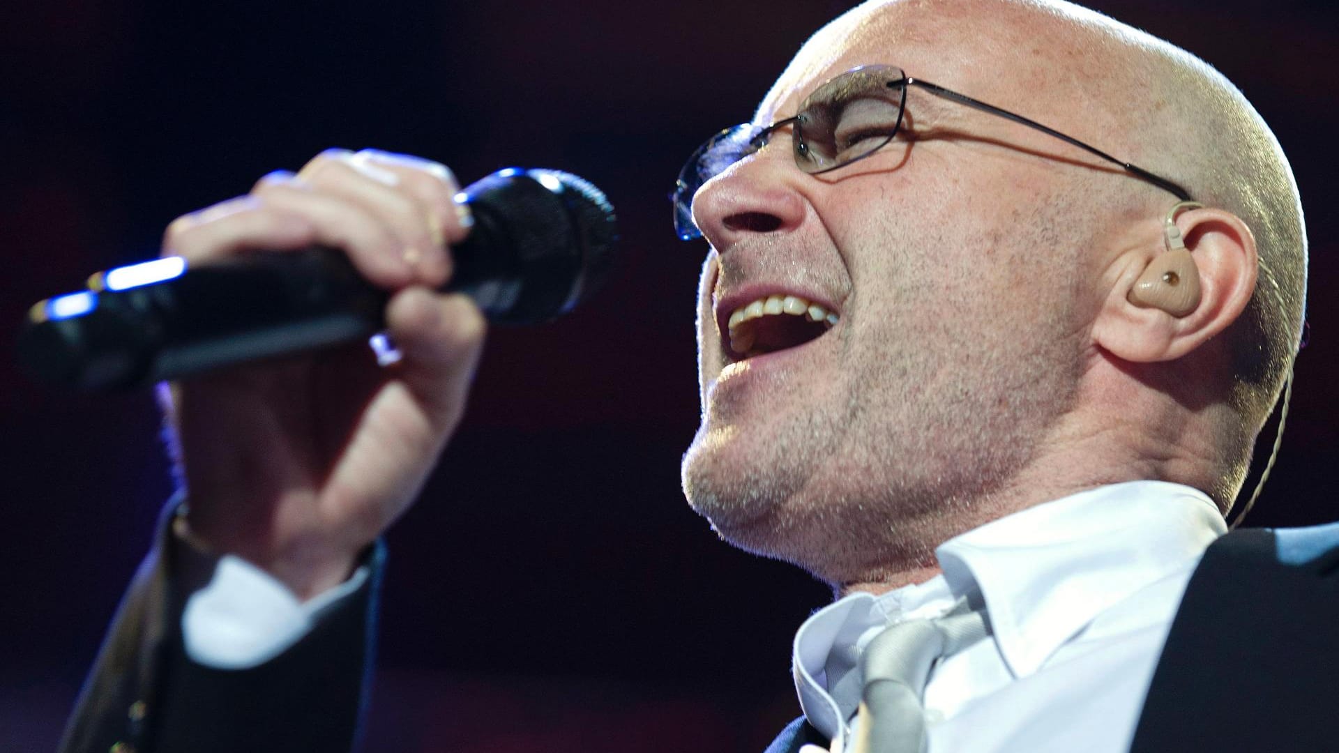 Phil Collins singt einen seiner Evergreens beim Montreaux Jazz Festival 2010.