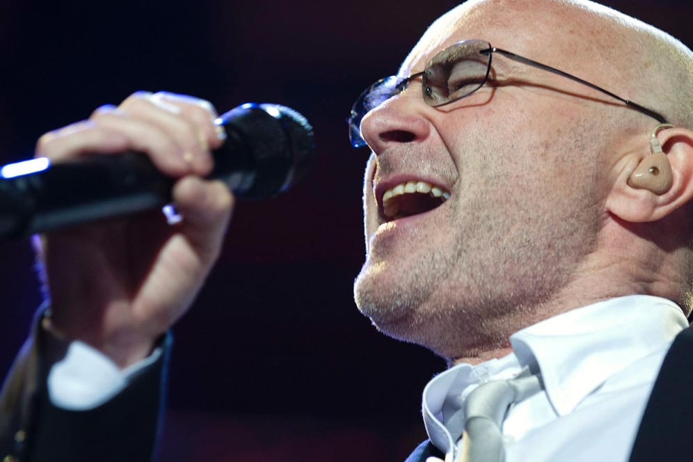 Phil Collins singt einen seiner Evergreens beim Montreaux Jazz Festival 2010.
