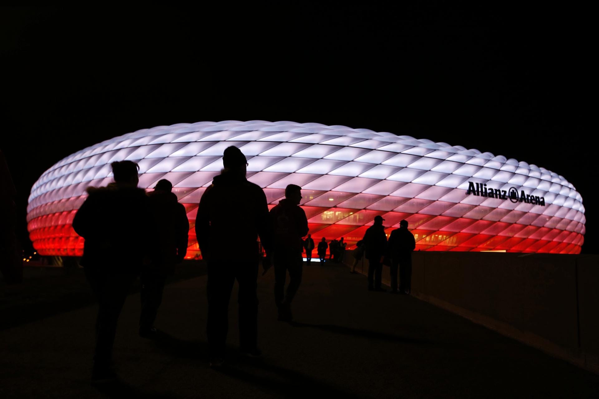 Münchner Fans machen sich auf den Weg in die Allianz-Arena zum CL-Duell des FC Bayern gegen den FC Arsenal in Gruppe F.