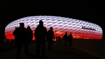Münchner Fans machen sich auf den Weg in die Allianz-Arena zum CL-Duell des FC Bayern gegen den FC Arsenal in Gruppe F.
