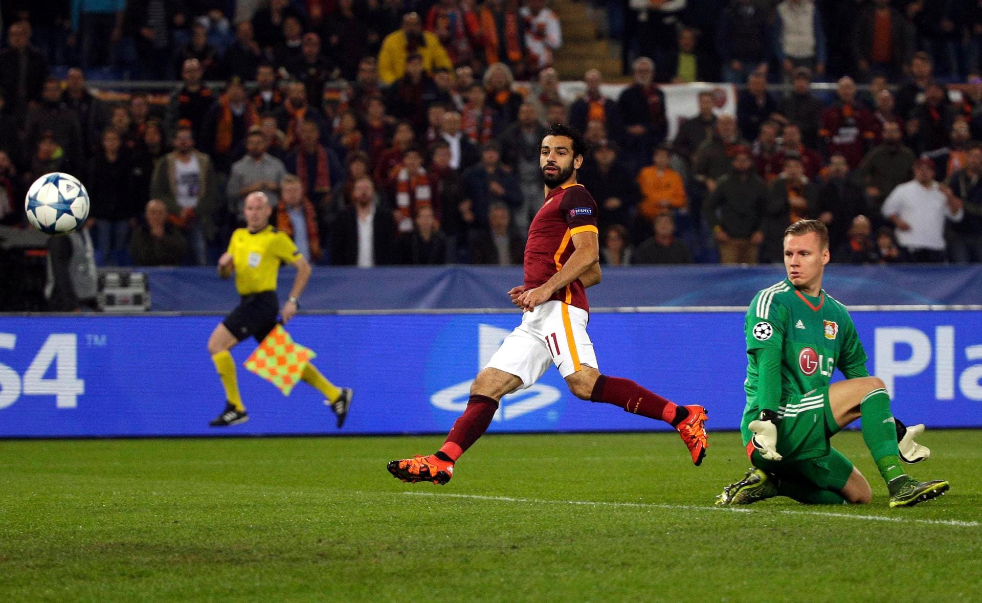 Roms Mohamed Salah (li.) schließt einen Konter über Edin Dzeko mustergültig ab.