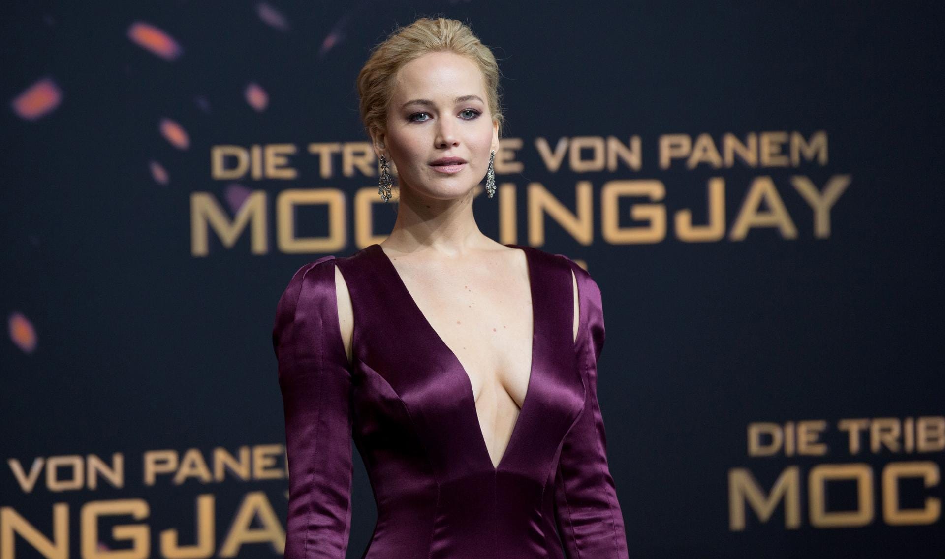 Tief dekolletiert und strahlend schön präsentierte sich Jennifer Lawrence bei der Weltpremiere von "Die Tribute von Panem - Mockingsjay Teil 2" in Berlin.