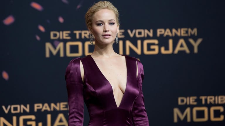 Tief dekolletiert und strahlend schön präsentierte sich Jennifer Lawrence bei der Weltpremiere von "Die Tribute von Panem - Mockingsjay Teil 2" in Berlin.