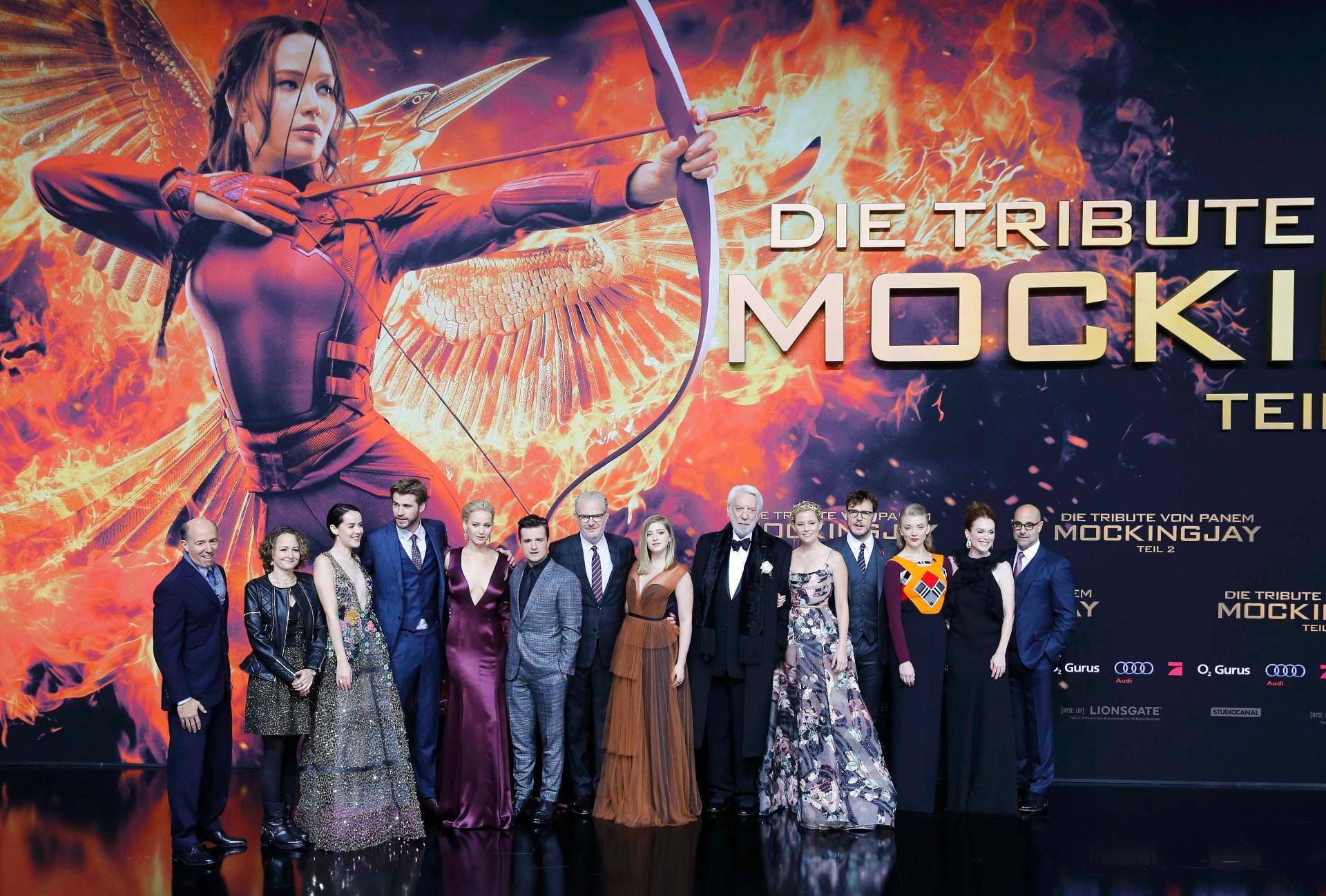 Und hier noch einmal die gesamte Crew im Überblick: die Produzenten Jon Kilik und Nina Jacobson sowie die Darsteller Jena Malone, Liam Hemsworth, Jennifer Lawrence, Josh Hutcherson, Regisseur Francis Lawrence und die Schauspieler Willow Shields, Donald Sutherland, Elizabeth Banks, Sam Caflin, Natalie Dormer, Julianne More und Stanley Tucci.