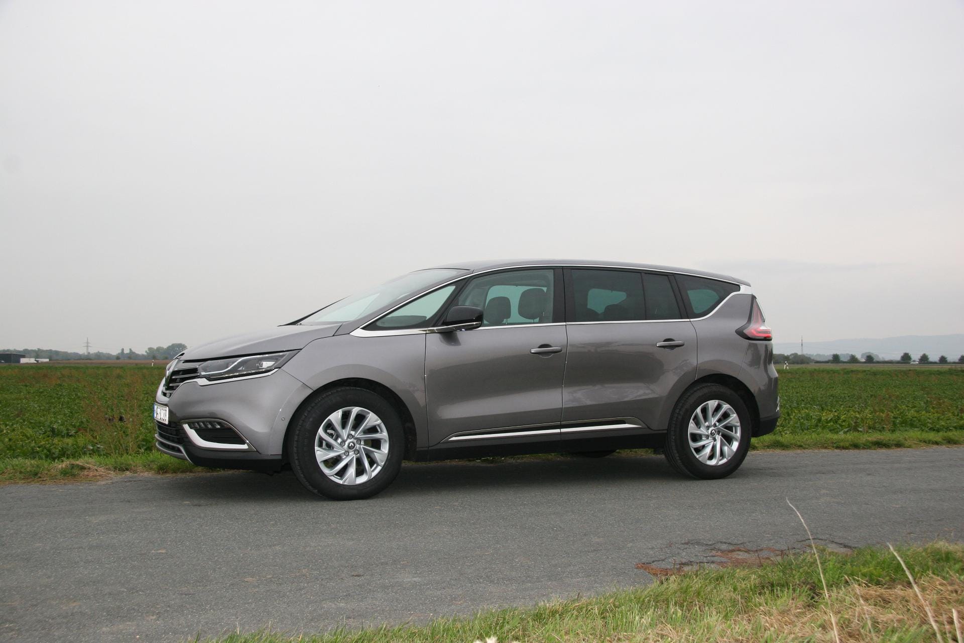 Renault erfindet den Van neu: Das Crossover-Design der fünften Generation wirkt kraftvoll und dynamisch.