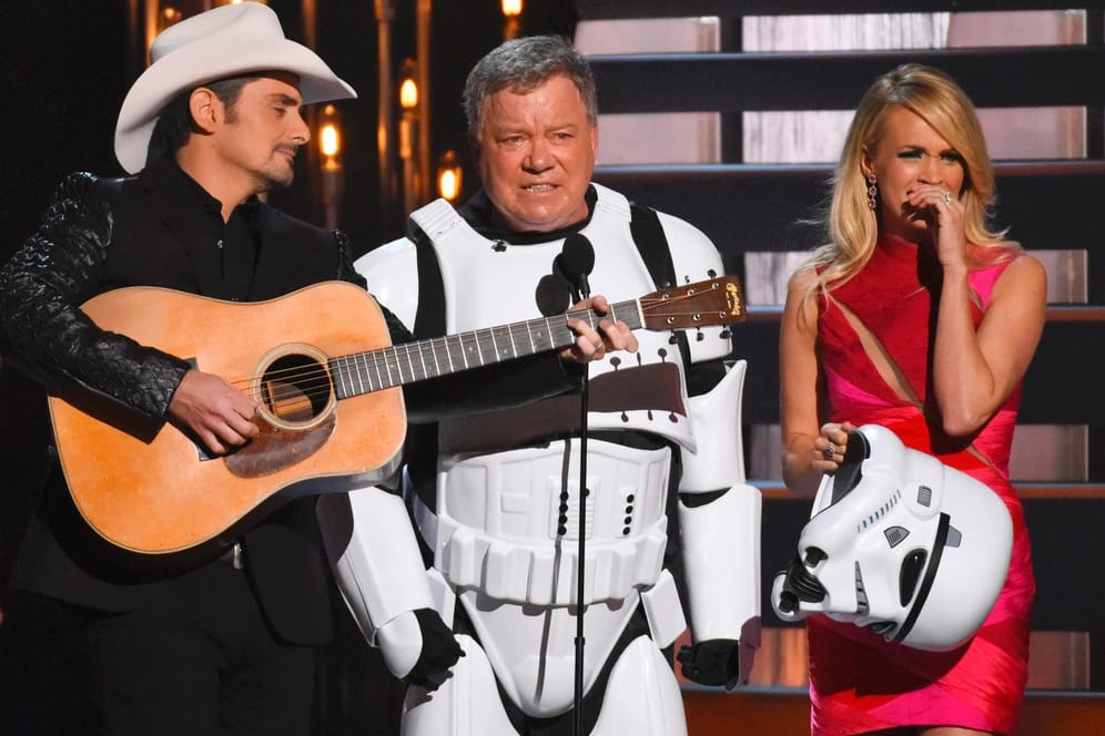 William Shatner kam als Stormtrooper zu den Country Music Awards.