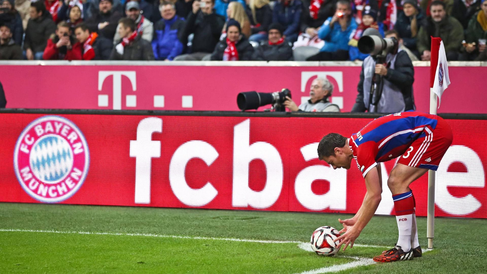 Xabi Alonso bei der Ausführung eines Eckballs.
