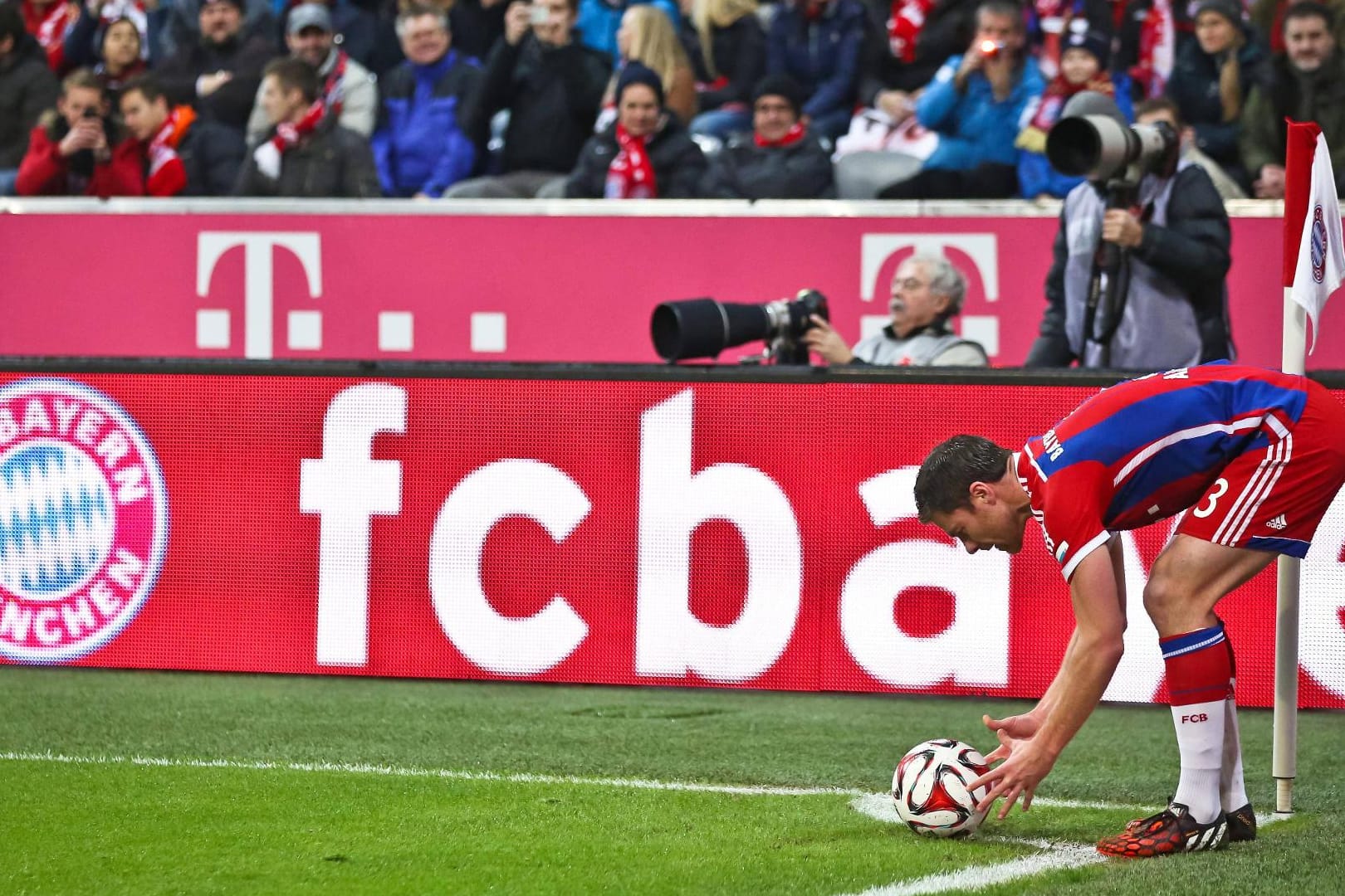 Xabi Alonso bei der Ausführung eines Eckballs.