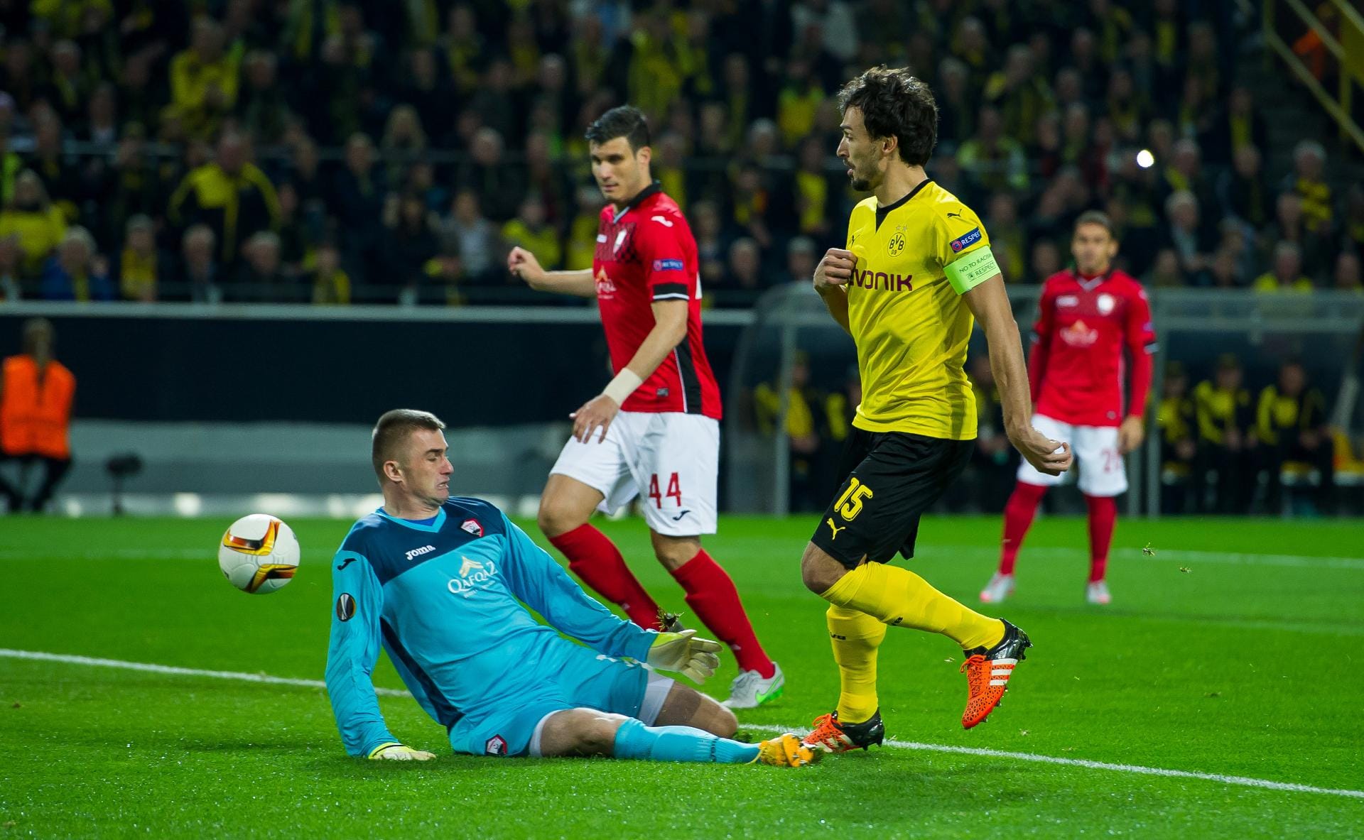 Dortmund startet entsprechend offensiv in die Partie. Doch zunächst ist Torwart Dawid Pietrzkiewicz (li.) wie hier gegen Mats Hummels (re.) auf dem Posten.