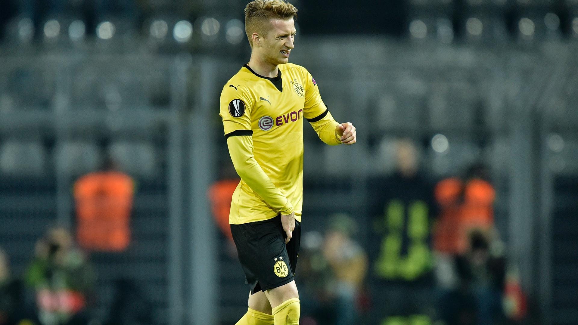 Das sieht nicht gut aus: Mit schmerzverzerrtem Gesicht geht Marco Reus vom Platz.