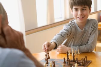 Regelmäßiges Schachspielen kann die Leistungen Ihres Kindes verbessern.