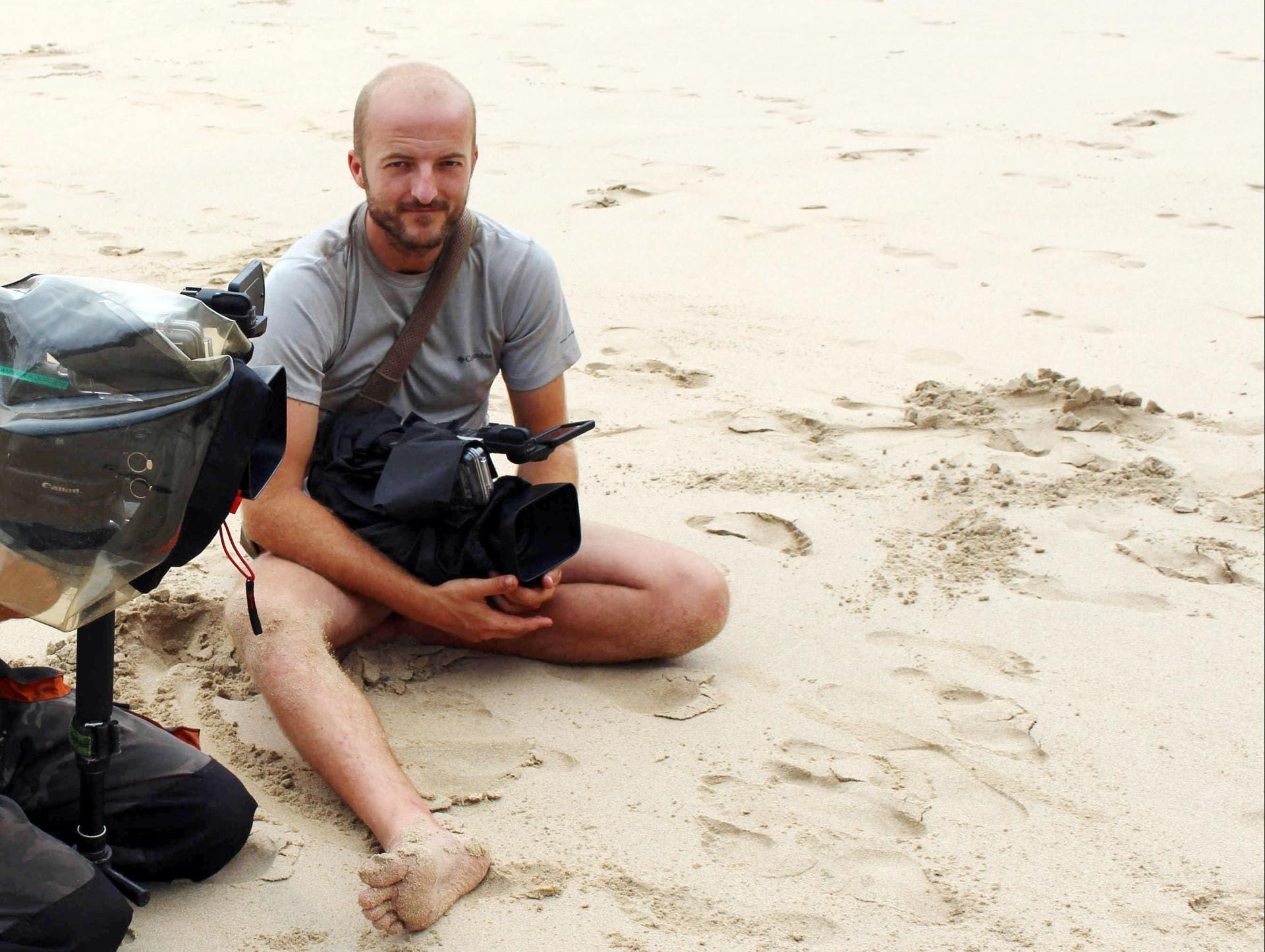 "Ich bin der Mann für alle Fälle", meint Timo, 32, aus Köln. Er ist der dritte Kameramann der Survival-Truppe.