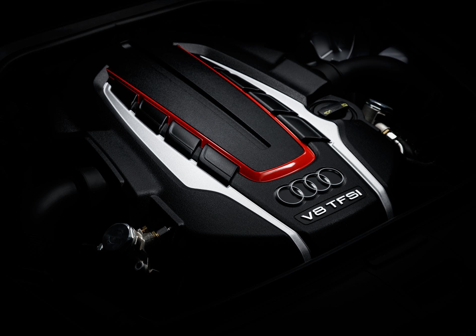 Mit einer Leistung von 605 PS ist der Audi S8 Plus noch einmal 85 PS stärker als der potente Audi S8. Der 4,0-Liter-V8-Benziner hat ein maximales Drehmoment von bis zu 750 Newtonmetern.