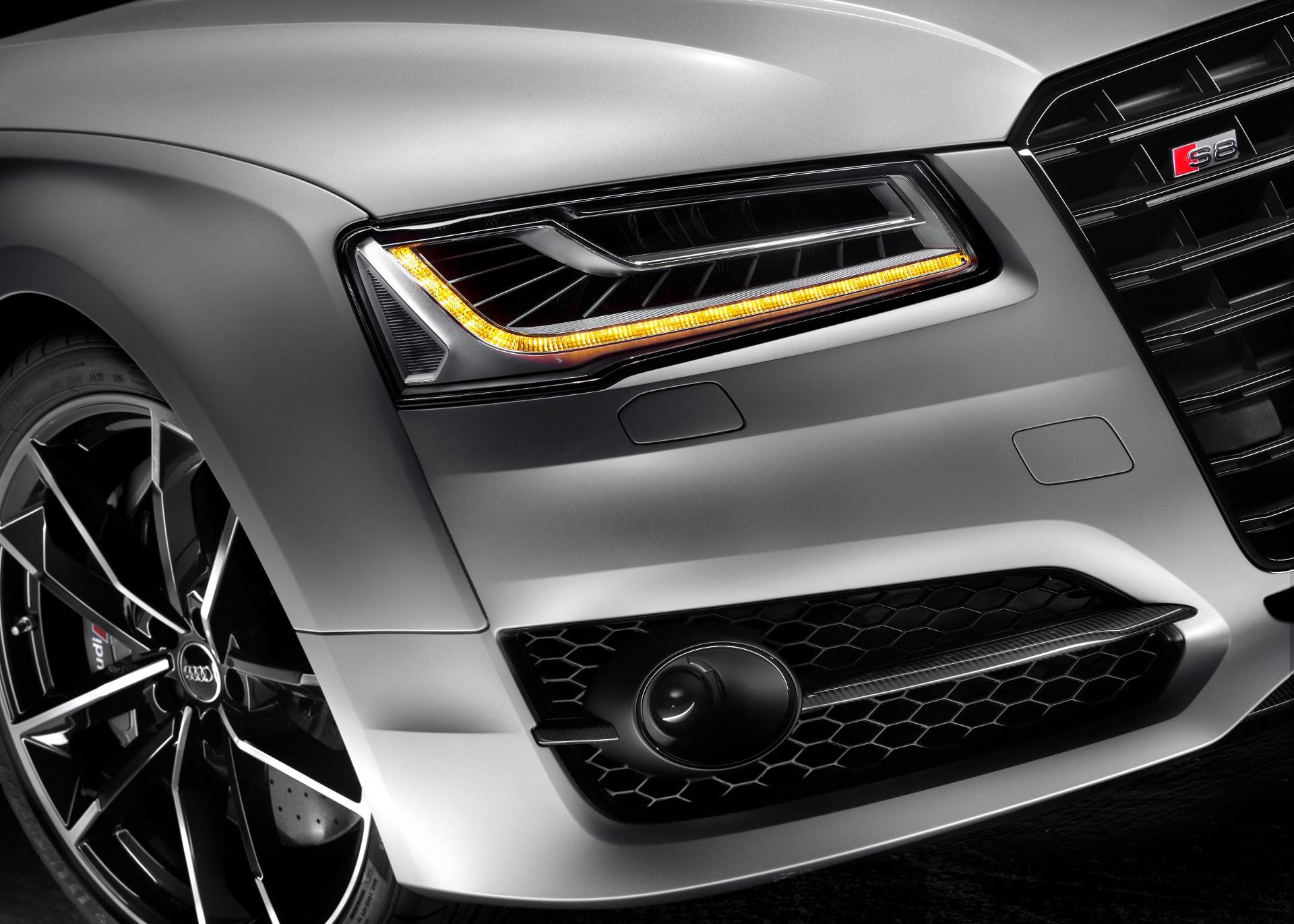 Der Audi ist in der Exklusivfarbe "Florettsilber matt" lackiert.