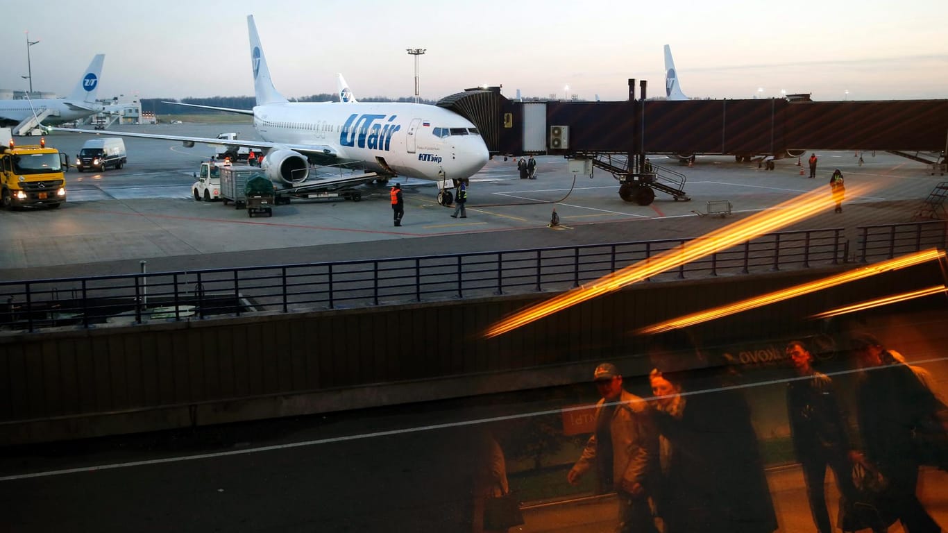 Eine Maschine der UTair steht am Boden am Flughafen Vnukovo in Moskau. Kreml-Chef Putin hat alle Flüge nach Ägypten vorerst ausgesetzt.