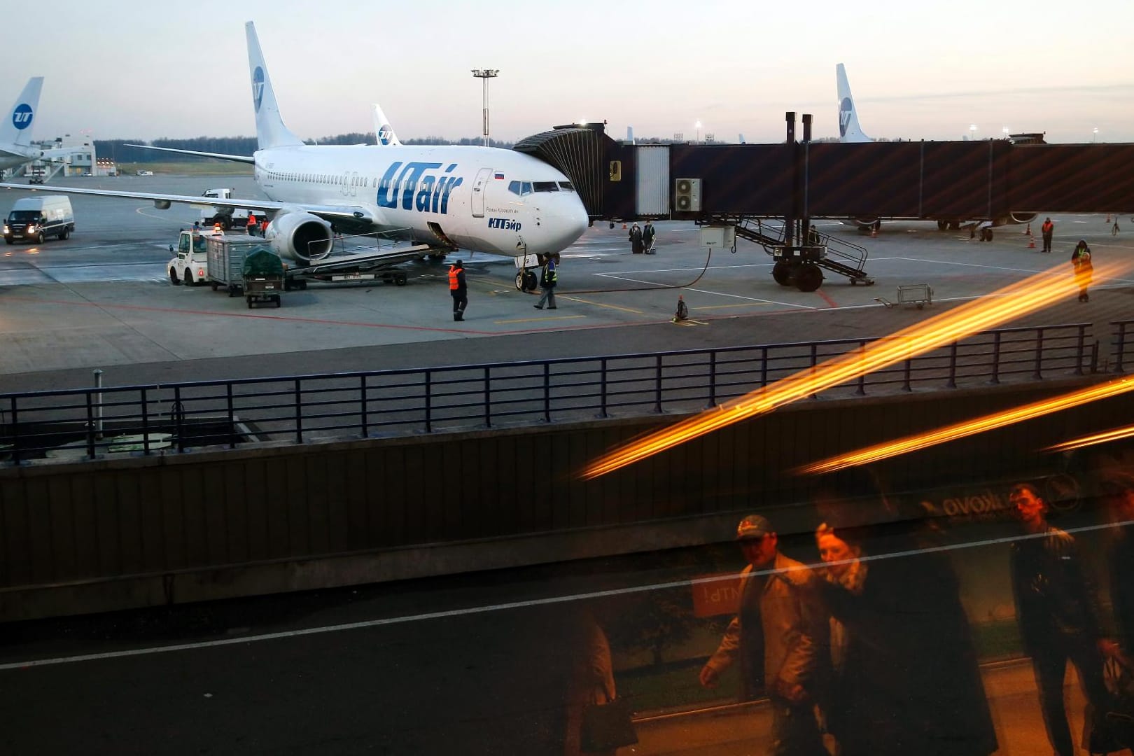 Eine Maschine der UTair steht am Boden am Flughafen Vnukovo in Moskau. Kreml-Chef Putin hat alle Flüge nach Ägypten vorerst ausgesetzt.